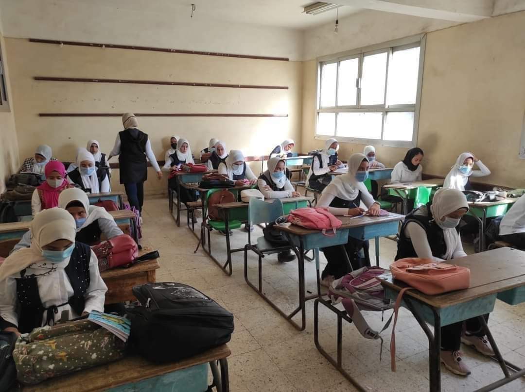 RovanRami's tweet photo. مصر فى صوره... 
اناجاى بشنطتين ليه يانسه... 
حضرتك وحده اعبى فيها الكتب... 
والتانيه هعبى فيه خيبة وزارة الكوسه 
والرجيم اوعى يلااااا... 😂😂😂😂😂
#ابوروفان https://t.co/15QUqz2e2m