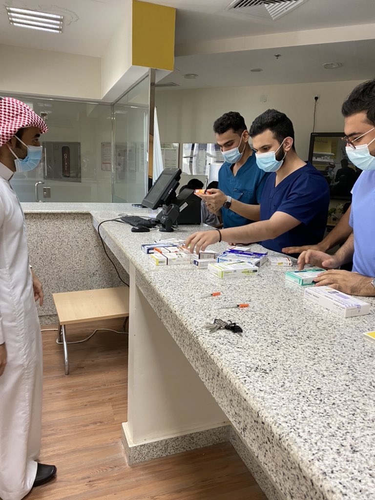 إيماناً منا بأهمية التطبيق العملي والذي يمكن الطالب بتطبيق ماتعمله في المحاضره النظريه، والذي يعكس كذلك المهنه بدأنا بتفعيل الصيدلية الأفتراضيه والاستفاده منها قدر المستطاع