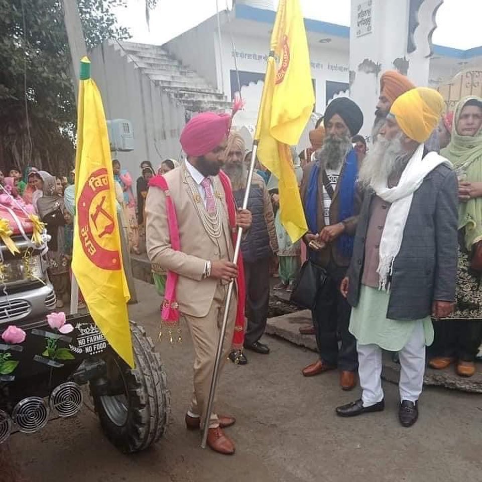 Kisan_ItCell's tweet photo. किसानी झंडा लेकर शादी में गए थे आज भारत  के लिए तिरंगे🇮🇳 में लिपट गए..😔

किसान-पुत्र शहीद सिपाही गज्जन सिंह जी को कोटि कोटि नमन🙏🙏🙏

#IndianArmy
#FarmersProtest https://t.co/cHQEhl67yq