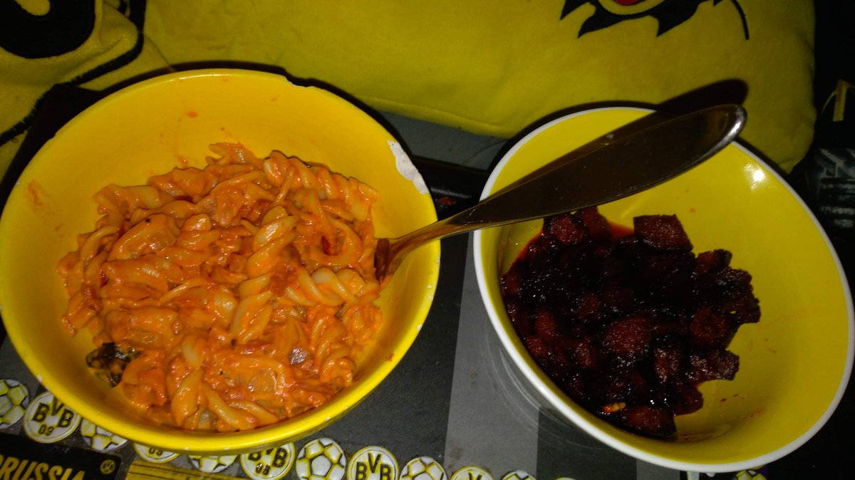 BastianDriller's tweet photo. #MediterraneKüche 🇪🇺🇪🇸🇫🇷🇮🇹🇲🇹🇬🇷😋
#BVB
#BVBGeschirr 🥣🖤💛
#pasta 🇮🇹
#Tomaten 🇩🇪
#chorizo 🇪🇸 importiert
#Chilli 🇩🇪
#Zwiebeln 🇩🇪
#Olivenöl 🇪🇸🇬🇷
#PalacioMarquésDeViana 🇪🇸 importiert
#Toplou 🇬🇷 importiert
🌟🖤💛🌟 19:09 Uhr 🌟🖤💛🖤🌟💛🖤💛🌟
👇🏻 Das sind Pasta Diavolo Cremissimo https://t.co/DZCrH7TKjK