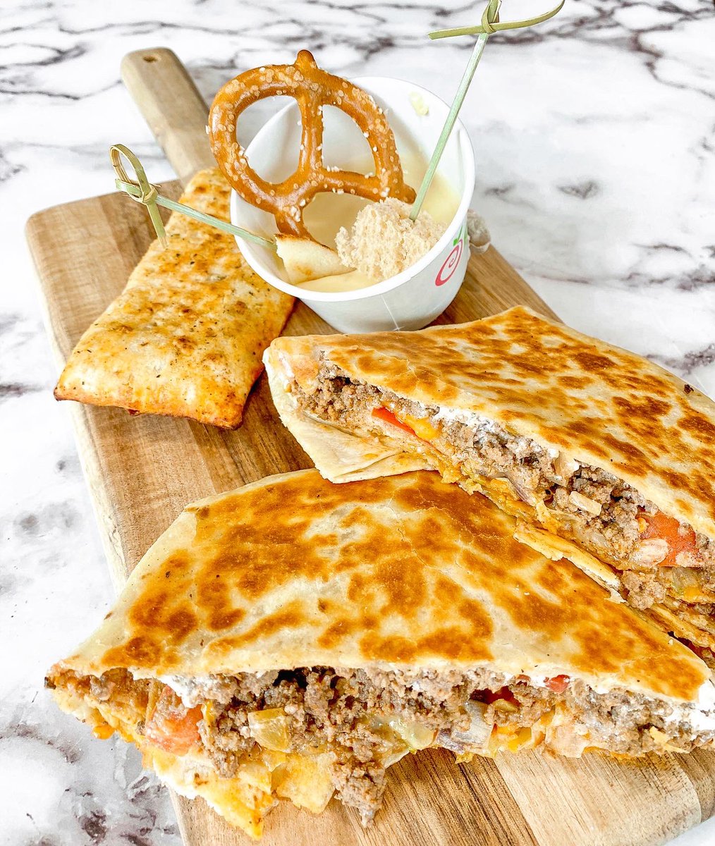 RadfordUDining's tweet photo. ⚡️We are serving up the best of the 70’s, 80’s, and 90’s today for our #backtothefuture event in Dalton Kitchen until 2:30pm ⚡️

Featuring favorites from all decades like ⬇️

- Hot Pockets 
- Freshly made crunchwraps
- Fondue Station
- DIY lunchables
- Dunk-A-Roos

&amp; much more https://t.co/8XIEVmj7VF