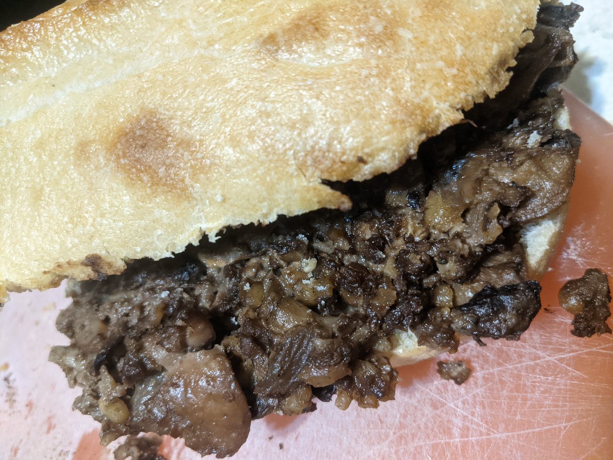 PHunzek's tweet image. Three mushroom walnut stuffed bread with squash soup. #vegansoup #vegan #stuffedbread #mushroomstuffing #elmoysters #meadowmushrooms #babybellamushrooms