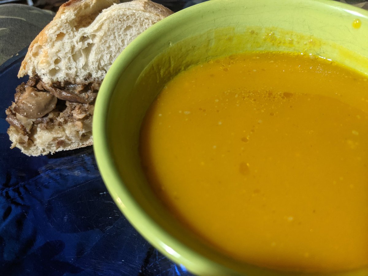 PHunzek's tweet image. Three mushroom walnut stuffed bread with squash soup. #vegansoup #vegan #stuffedbread #mushroomstuffing #elmoysters #meadowmushrooms #babybellamushrooms