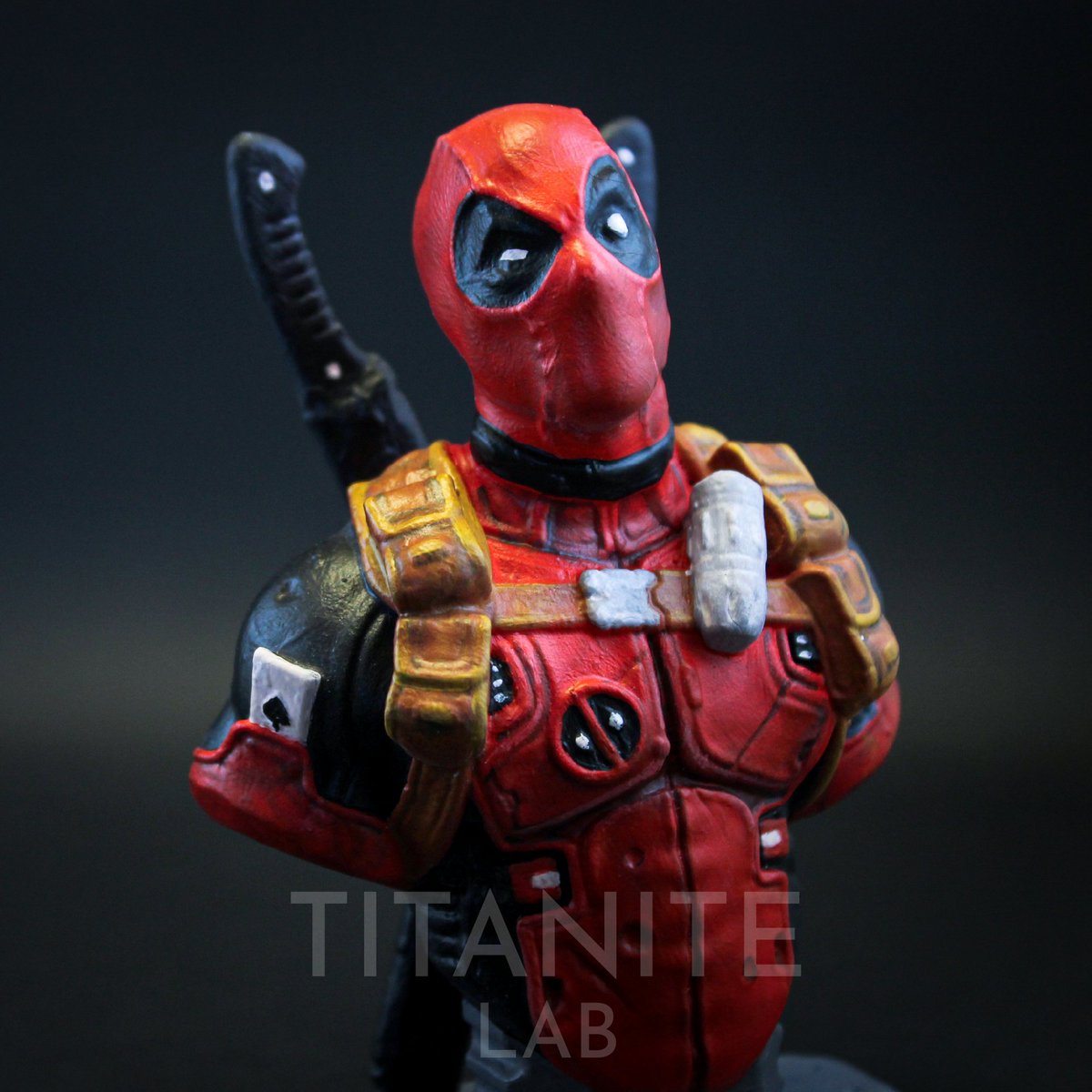 TitaniteLab's tweet photo. Deadpool mezzobusto, altezza 10 cm, stampato su Elegoo Saturn con resina Water Washable, dipinto a mano con acrilici.

Crediti:
Deadpool da Marvel
Artista: Eastman3d
Sito: Thingiverse
Stampante: Elegoo Saturn

#deadpool #3dprinting #sculpture #resinart #comics #titanitelab https://t.co/rXbFEmZXkD