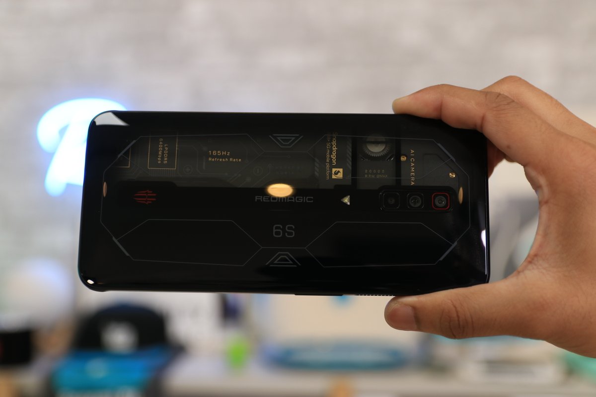 raqamitv's tweet image. نظرة على هاتف الألعاب ريد ماجيك 6 اس برو
النسخة المميزة بالتصميم الشفاف حيث تظهر بعض عتاد الجهاز.
المراجعة الشاملة قيد الإنتاج..👌
انطباعكم عن الجهاز؟
.
#ريد_ماجيك #RedMagic6sPro