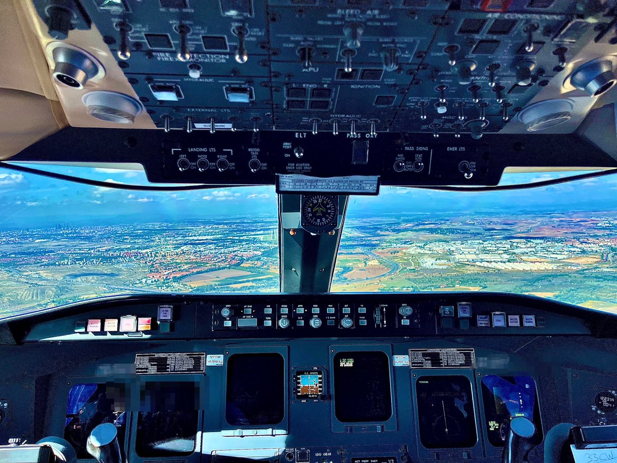 Yogui_Bear's tweet photo. Lo que ha unido el vuelo sin motor que no lo separe un reactor.
Corta final para LEMD
#CRJ #CRJ1000 #ErCohete
#VentanaTeam #WindowTeam #WindowsTeam https://t.co/D7tg3DICOK