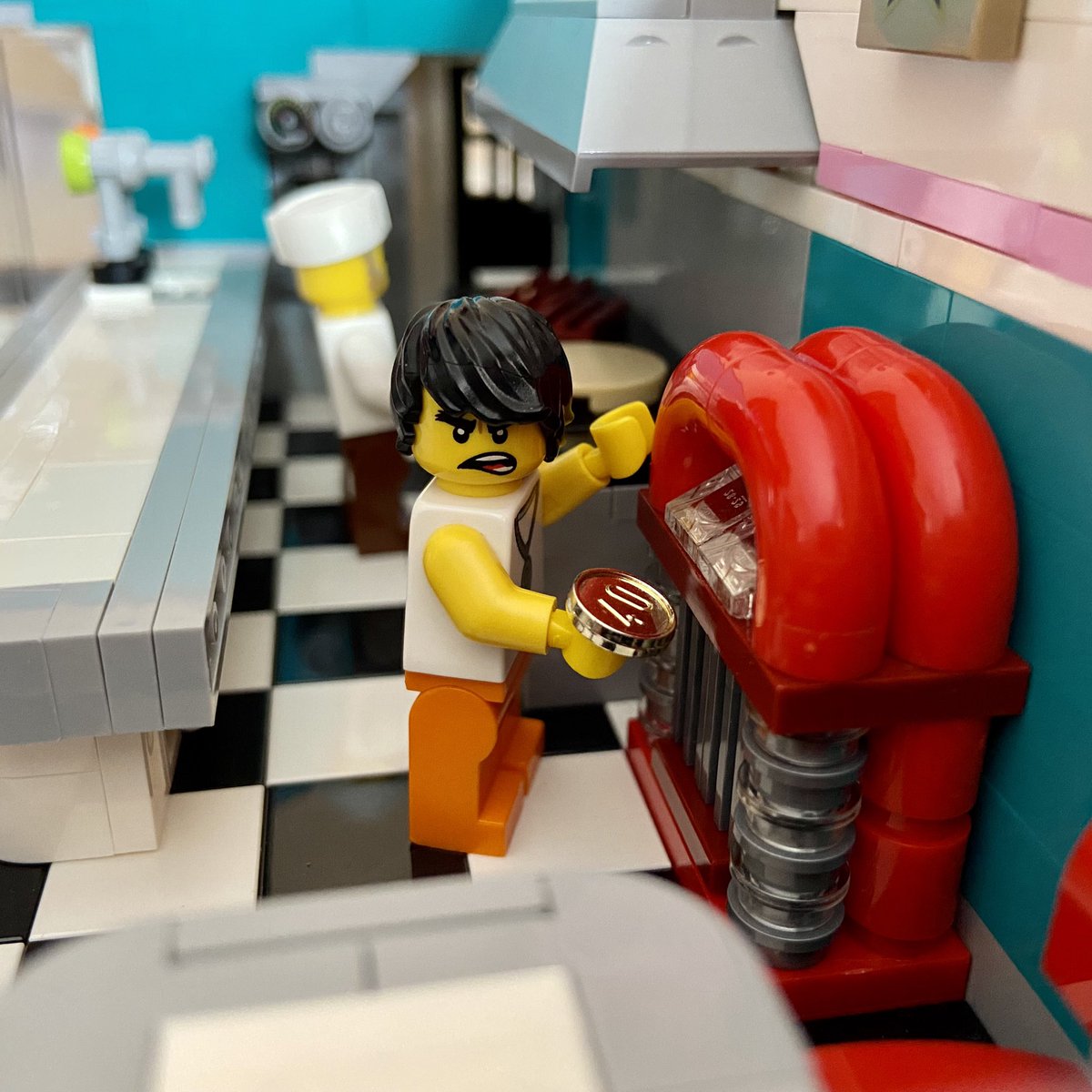 It doesn’t have the song I want… 😩🎶😑 No tiene la canción que quiero… 
#rebuildtheworld #legojukebox #legodiner #legominifigs #legocitylife 
#legosets #lego #afol #legoseverywhere #lego365 #ilovelego #iloveminifigures #legography #legomaniac #bricknetwork <a href="/LEGO_Group/">LEGO</a>