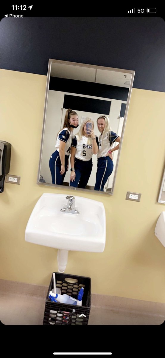 Hutter_5's tweet photo. Finally got to have our official visit!! Go Zips!!
💙🤍💛
 @ZipsSB @HaleyCroyle_22 @abbyschellerrr @coachjhayes @MeagganP @dlargent17 https://t.co/onvbodGq7z