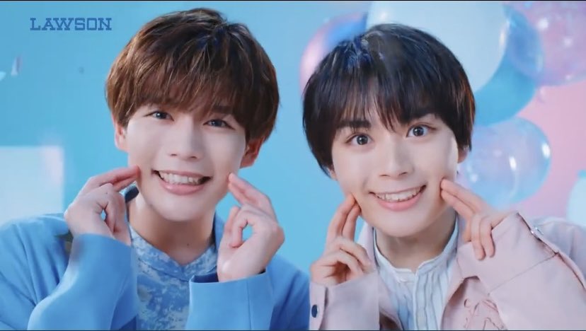 yellow___fam's tweet photo. ローソンのCM中に映るこの2人なんですけど！！！！
ちゅきちゅきポーズ考案者のウルトラ可愛い大西流星くんとわたしの自慢の自担のこれまたウルトラ可愛い長尾謙杜くんです！！！！皆様よろしくお願いします！タピオカで覚えてください！！！！！！（ここまで早口） https://t.co/gRxpZMDR4U