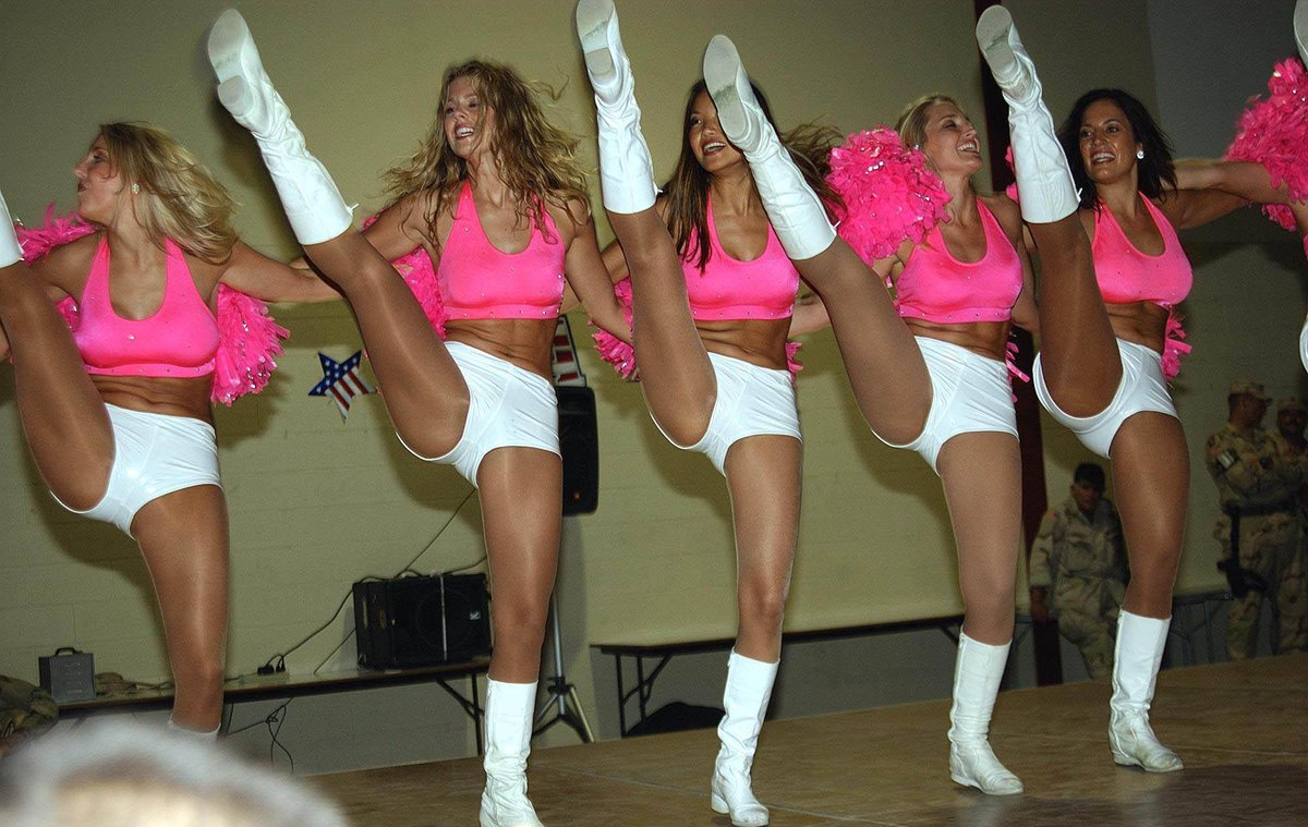 женщины танцуют в купальниках. Girl panties dance. Girl panties dance. Girl panties dance. трусы в народных танцах.