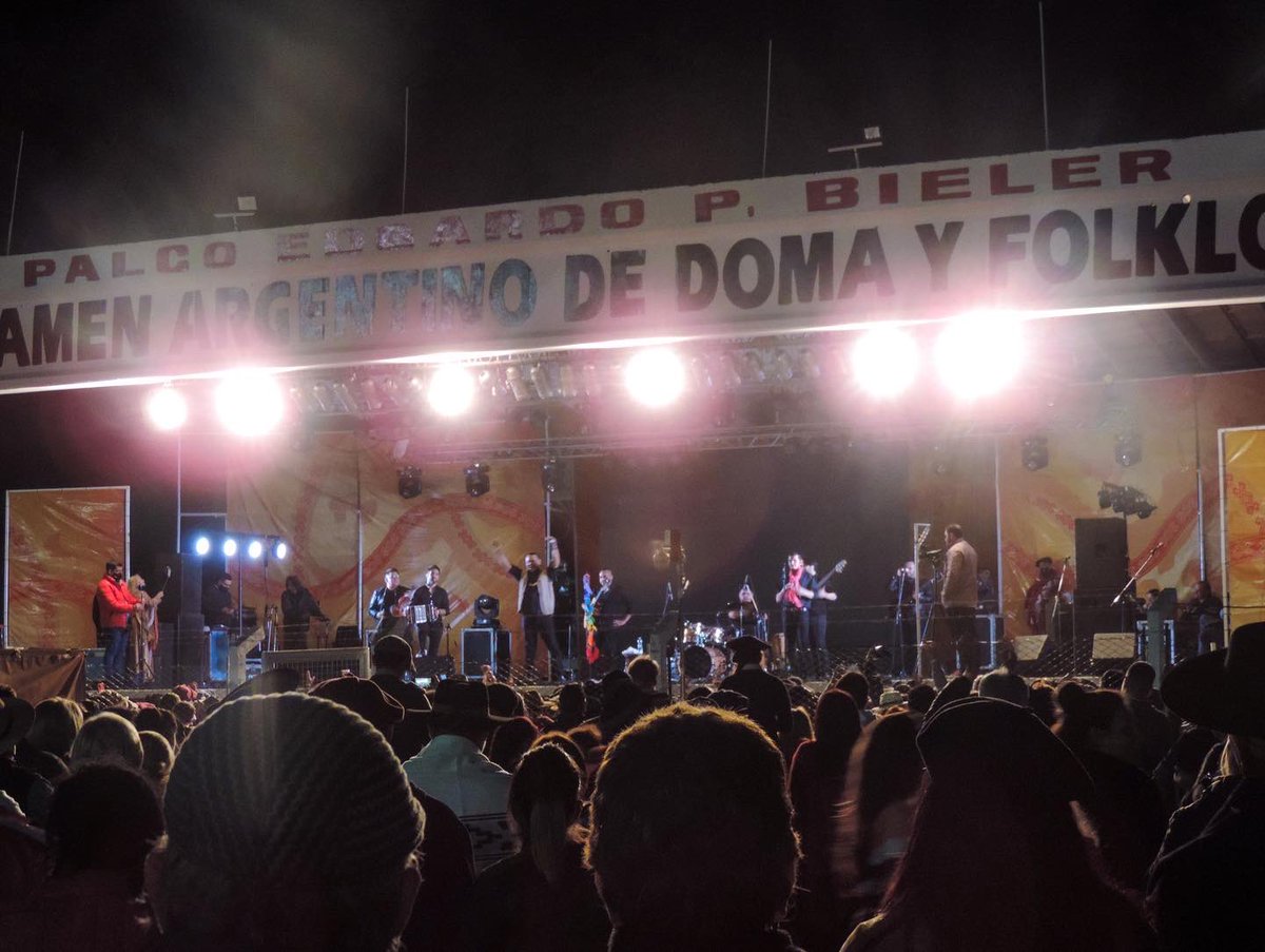 IndioLucioRojas's tweet photo. Desde que llegamos a la prueba de sonido supimos que sería un día especial. Gracias San Justo, Santa Fe, por sostener con tanto amor su hermosa Fiesta de Jineteada y Folklore 💪🏼 https://t.co/chfqFx9w0c