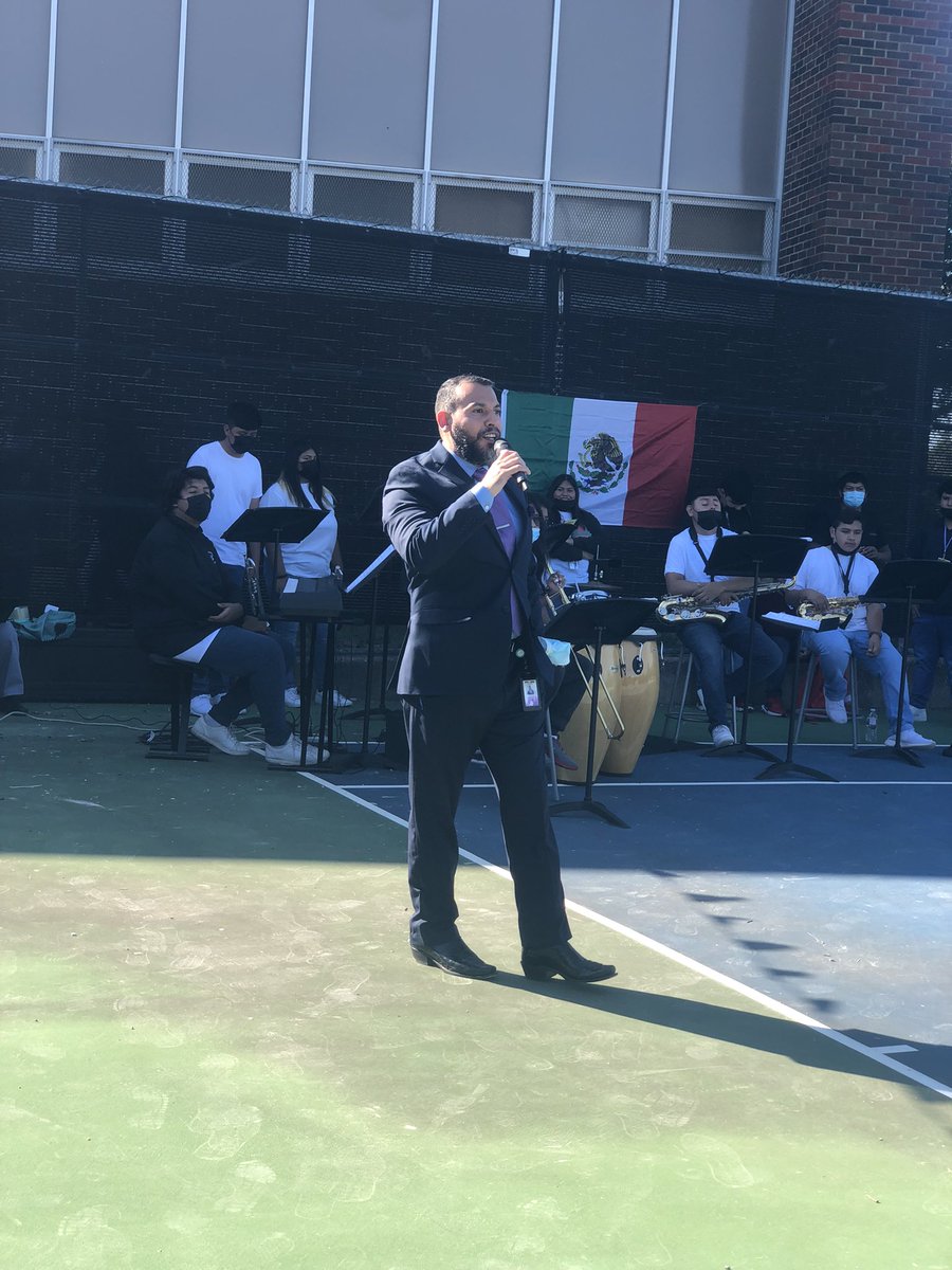 sundialsh's tweet photo. Celebrando el mes de la Hispanidad en Dallas ISD @drmtz01 @dallasschools @Sunset_Bison https://t.co/2lgF2A5o16