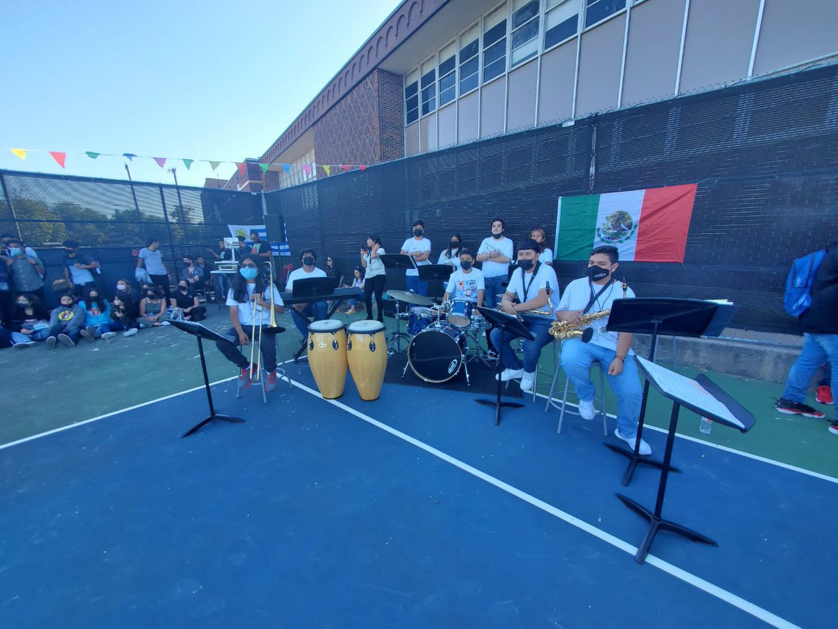 sundialsh's tweet photo. Celebrando el mes de la Hispanidad en Dallas ISD @drmtz01 @dallasschools @Sunset_Bison https://t.co/2lgF2A5o16