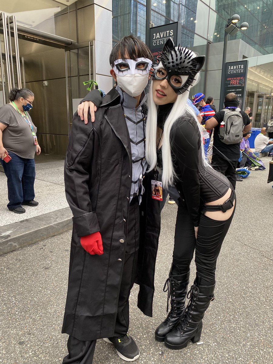 RobHom44's tweet image. It felt so good to be back in the city for #NYCC2021! Glad to have met other cosplayers 🖤♥️ I’m already missing the energy from this weekend 🥺
