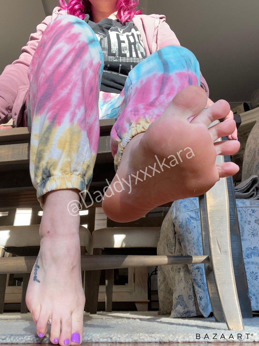 DaddyxxxKara's tweet photo. It’s time you get crushed under my perfect soles. ✨

Cum here little man, I have a good place for you to hide. 😈

Findom Femdom Giantess Finsub https://t.co/VvC4IBNY5s