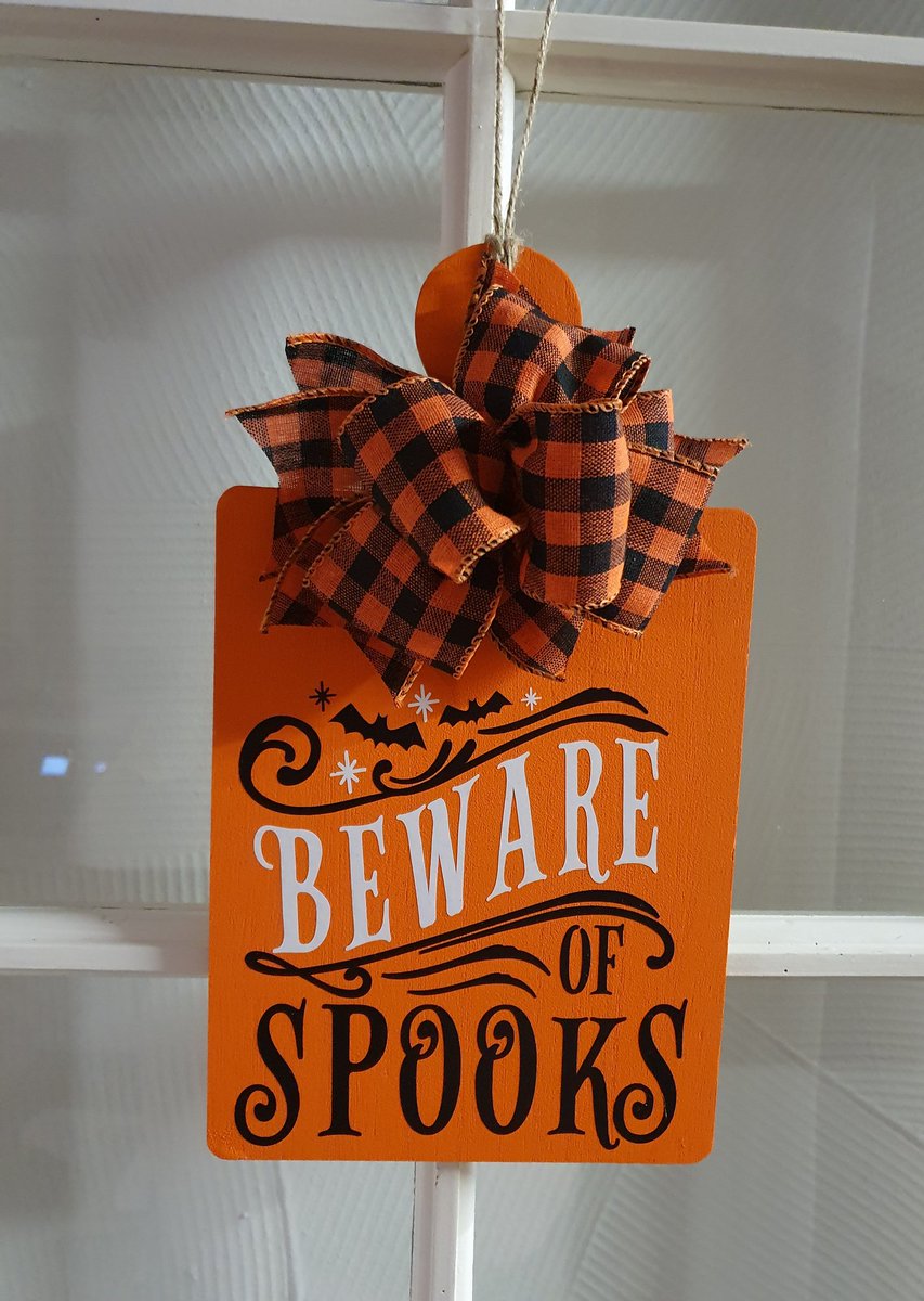 DENISEC92180564's tweet photo. #Halloweensign sign painted #orange then cut out the quote from #silhouettedesignstore using @gmcrafts vinyl. Finished it of with a bow. #blackvinyl #white vinyl @Silhouette_UK #cameo4 #lovethis https://t.co/bkwfMt1nU9