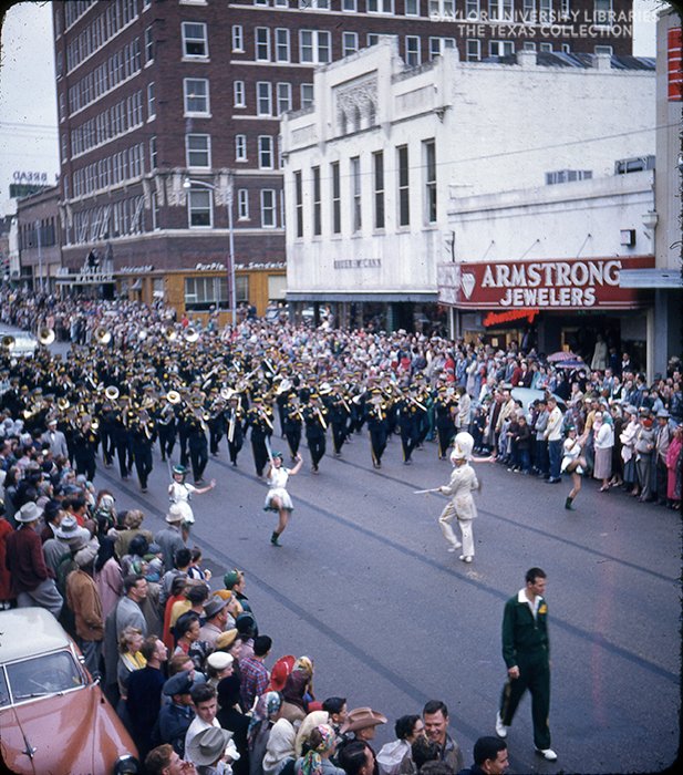 BaylorOH's tweet photo. Today, we look back at Baylor Homecoming 1953, which took place just a few moths after a devastating tornado hit Waco on May 11, 1953. Despite this devastating event, Waco came together for Baylor Homecoming, and @BUFootball even beat the TCU Horned Frogs 25-7. https://t.co/pMPaOoipzN
