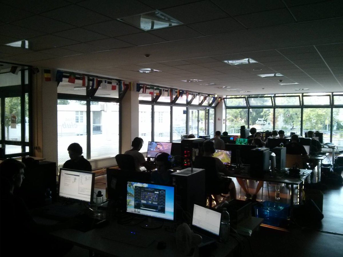schillerlanev's tweet photo. 💾Schiller-LAN 1.0💾
Lange ist es her dass wir unsere erste LAN im Schiller veranstaltet haben.
Wer war damals schon dabei?
#lanparty #slev #lan https://t.co/rosYb0xlfF