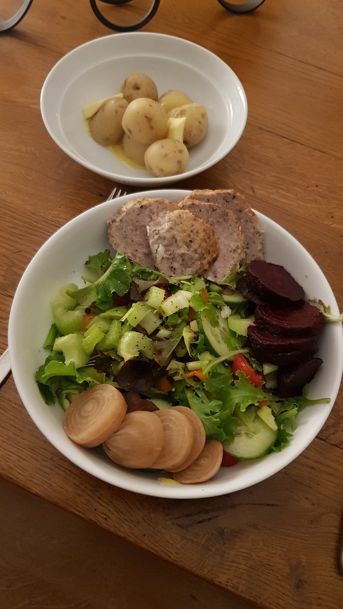 nikradford1's tweet photo. Today's teas is courtesy of @Mansionfarmshop #saladbox #haslet #Lincolnshire apart from homemade pickle onions 😋😋 https://t.co/Q9boujIwFV