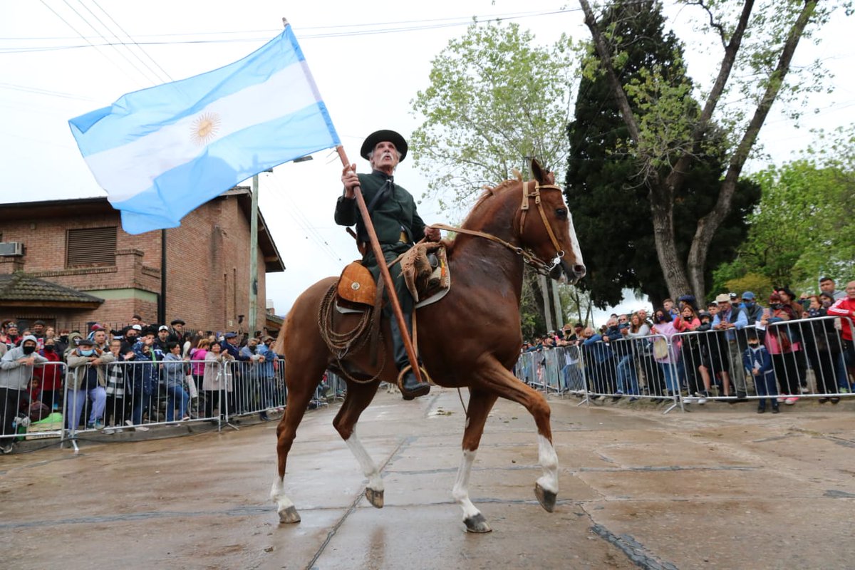 CascallaresPJ's tweet photo. 🇦🇷🐎☀️La vacunación nos permite reecontrarnos festejando nuestro amor por la Patria, manteniendo vivas las tradiciones, y celebrando como lo hacemos hoy un nuevo aniversario de #Glew #GlewCumple https://t.co/ILUur910pa