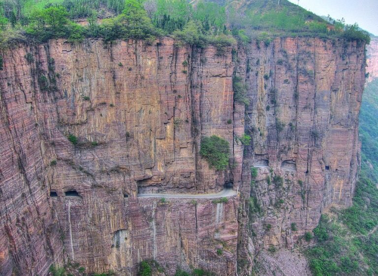 DomeUrdanigo's tweet photo. ¿Sabias que?  El túnel de Guoliang, en las montañas de Tahiang, provincia china de Henan, se considera una de las carreteras más peligrosas del mundo.#DiaMundialDeLaCarretera #WorldRoadDay #Pav2S2021 @carolagordillo_ https://t.co/pSqF4uM9jf