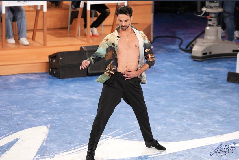 glscheconducitu's tweet photo. quando lui:                 allora io:
#Amici21 https://t.co/SwXXQfgixs