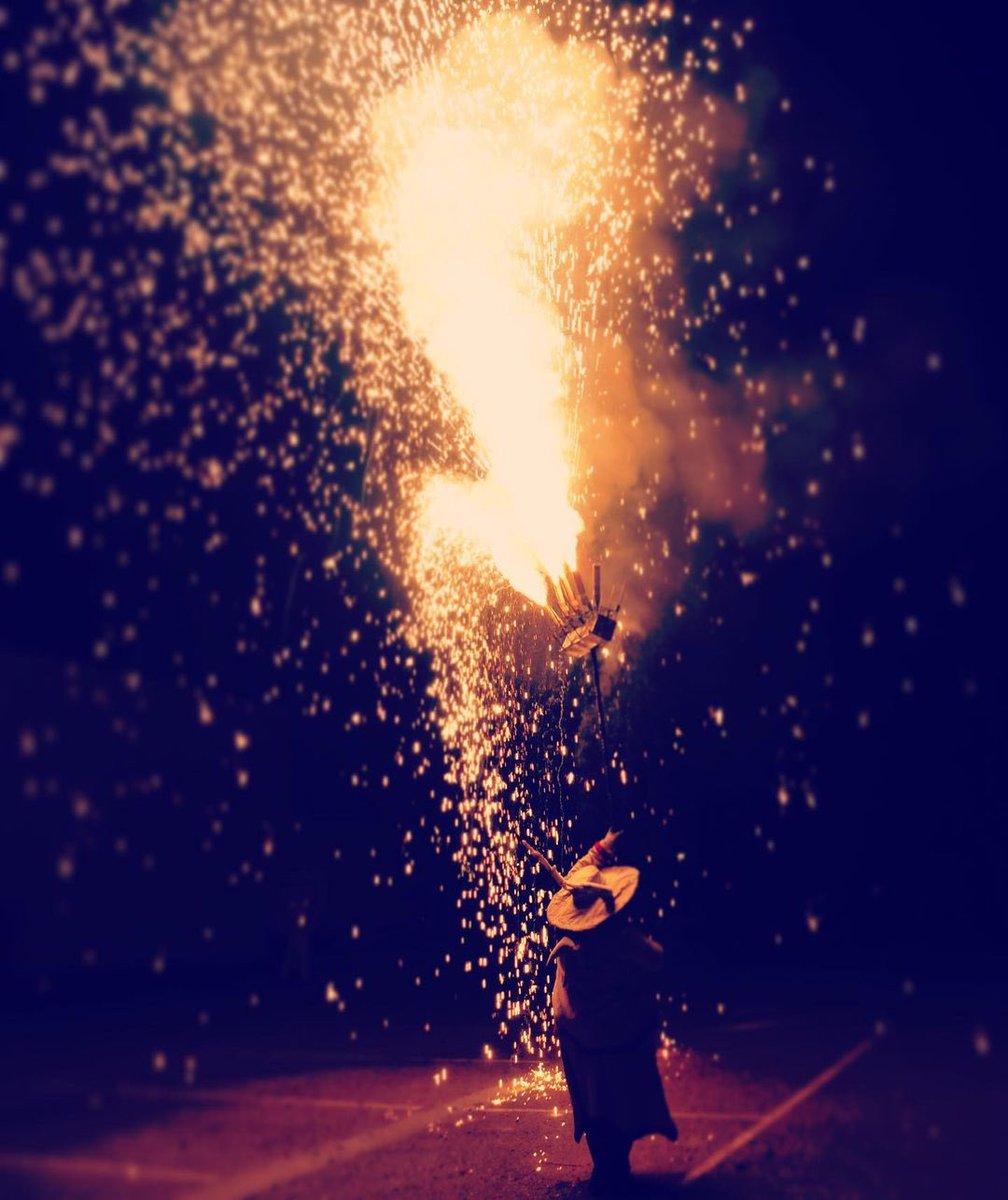 diablesrecerca's tweet photo. La #Diablessa en tota la seva esplendor enmig de la penombra de l’Infern.

#DiablesBorgesBlanques
#TabalersBorgesBlanques

#Diables #Foc #Cultura #Tradició #Correfoc #DiablesiCorrefocs #TradicionsCatalanes #FestaMajor #CulturaPopular  #Dimonis #SomFoc #SomCultura #Tabalers https://t.co/DT152jUzyU