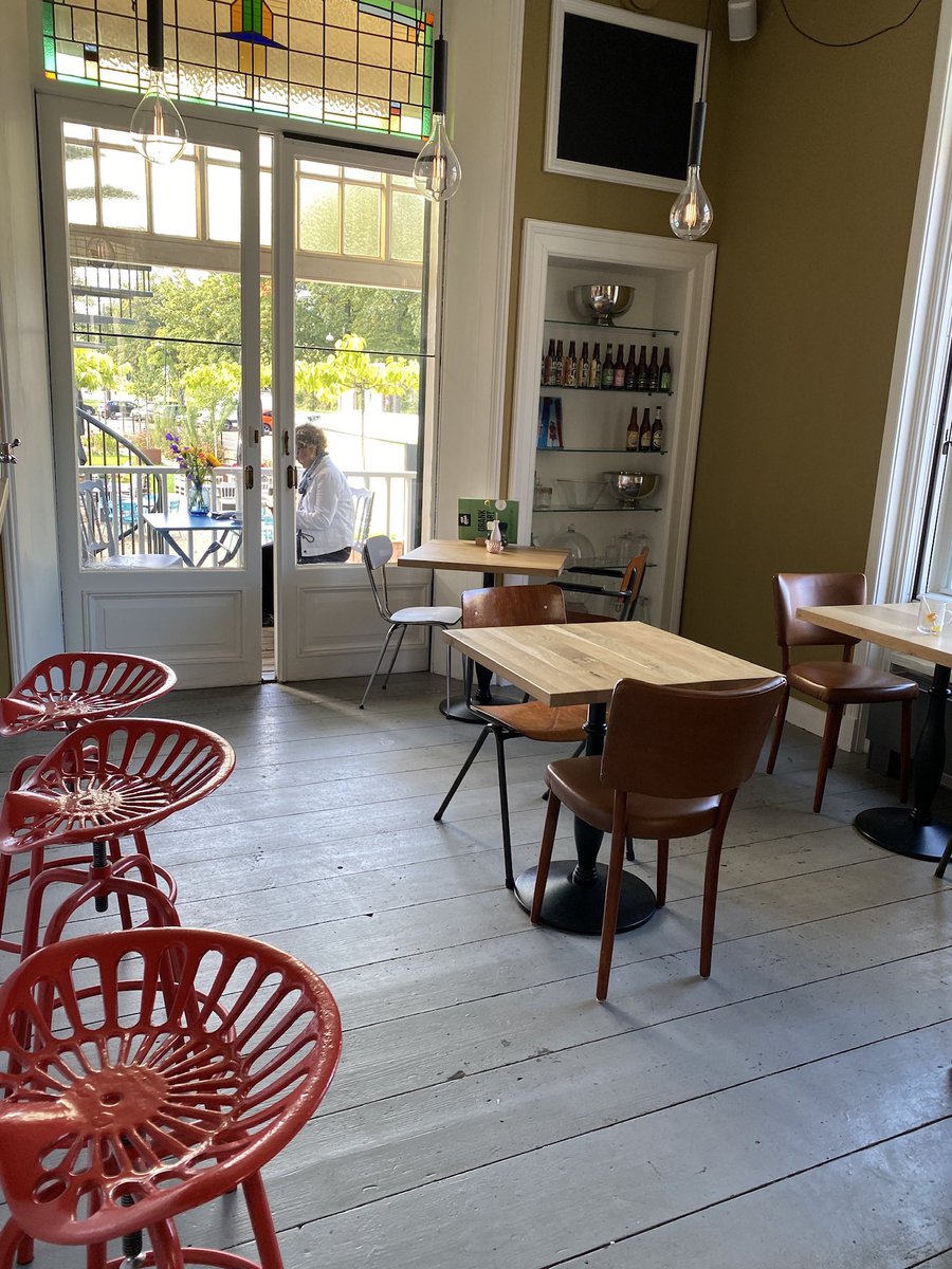 Bestuursvergadering bij van Mien gedaan met oud bestuursleden <a href="/Wendy_Verlaan/">Wendy Verlaan</a> en <a href="/clausmartinot/">Claus Martinot</a> . Weer eens wat anders dan een vergaderzaal.