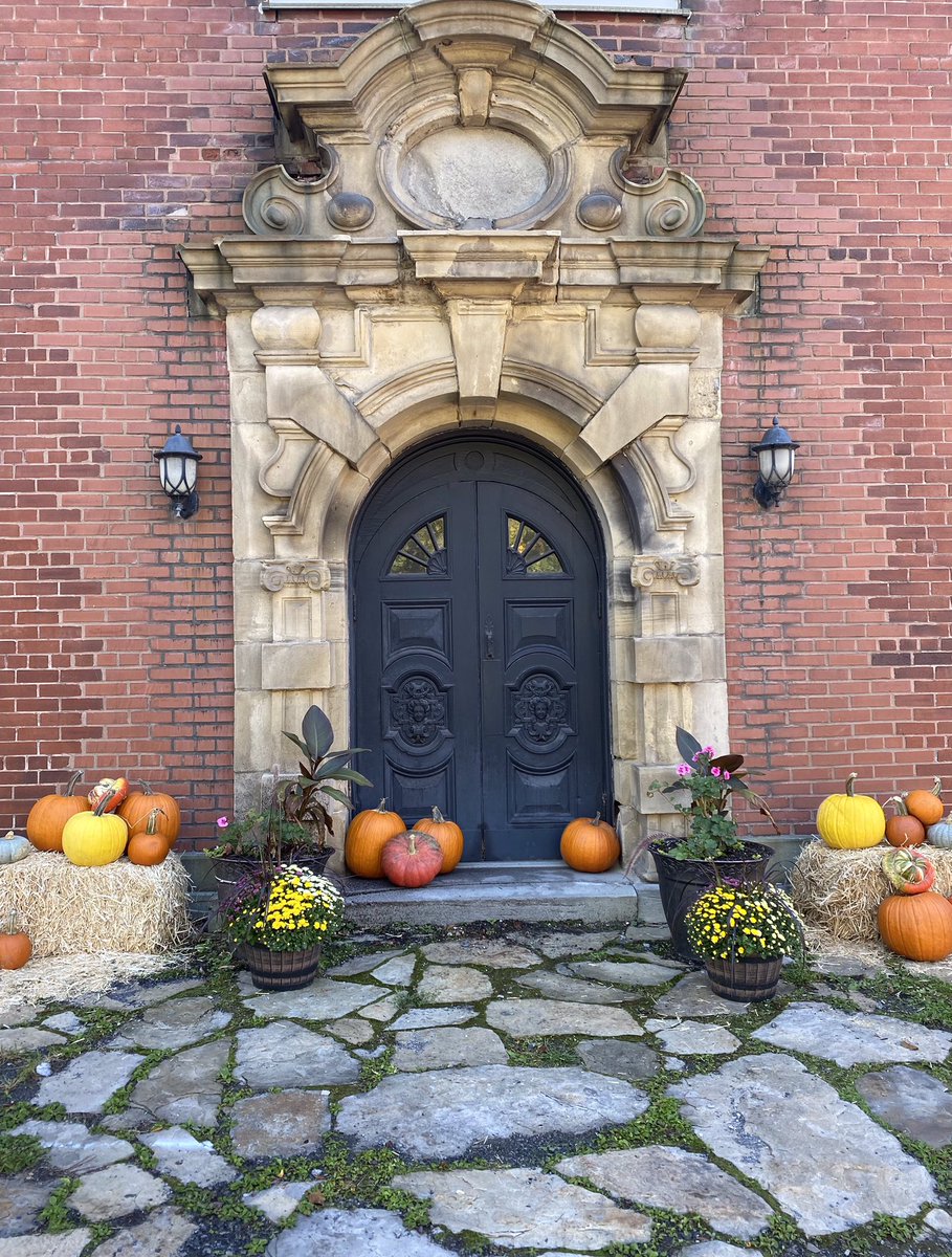 This year #CanadianThanksgiving coincides with International #DayOfTheGirl—at <a href="/TrafalgarMtl/">Trafalgar School for Girls</a> we’re thankful for all the girls that have and will pass through our doorway!