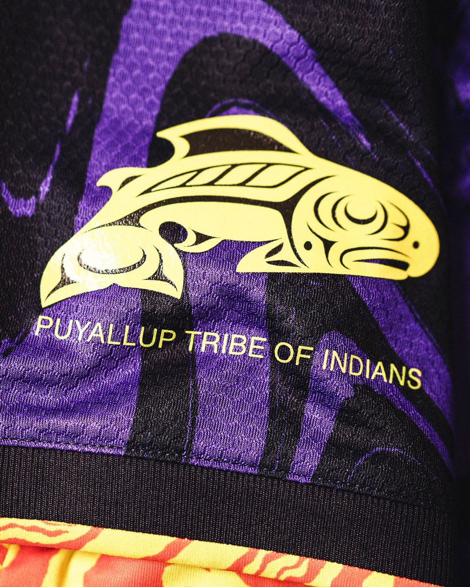 SoundersFC's tweet image. This #IndigenousPeoplesDay, we honor the past, present and future of Native peoples.

We celebrate the rich culture and contributions of our partners at the @Puyallup_Tribe. We are proud to wear their salmon on the sleeve of The Jimi Hendrix Kit.

MORE ➡️ sndrs.com/juv7qp