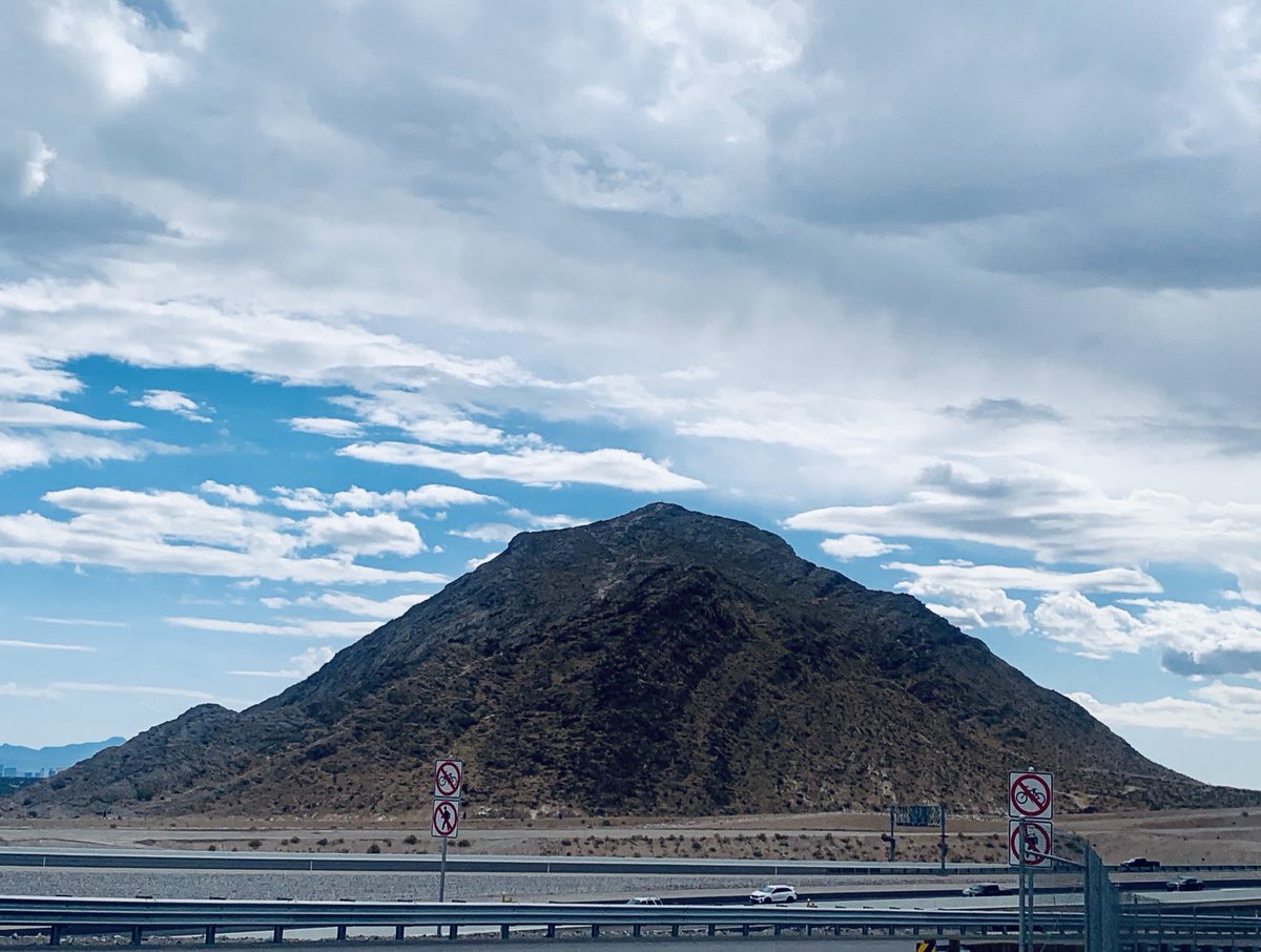 lucyloves2surf's tweet photo. #lonemountain #lasvegas #fallrain #october https://t.co/UzG9Nn9bc3