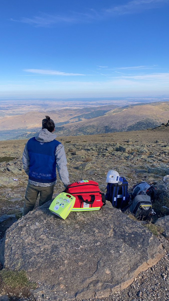 ismacercedilla's tweet photo. MUCHAS  GRACIAS @ProyeSalvavidas por colaborar con @RSEAPenalara en hacer @GTPenalara una prueba CARDIOPROTEGIDA al dotar de #desfibriladores ❤️⛰️ #DESA a médicos y enfermeras #MUMMI @SaludUCJC en zonas de #montaña y difícil acceso #rescate #sanitario #carrerasdemontaña #gtp2021 https://t.co/FmfCvyMZjn