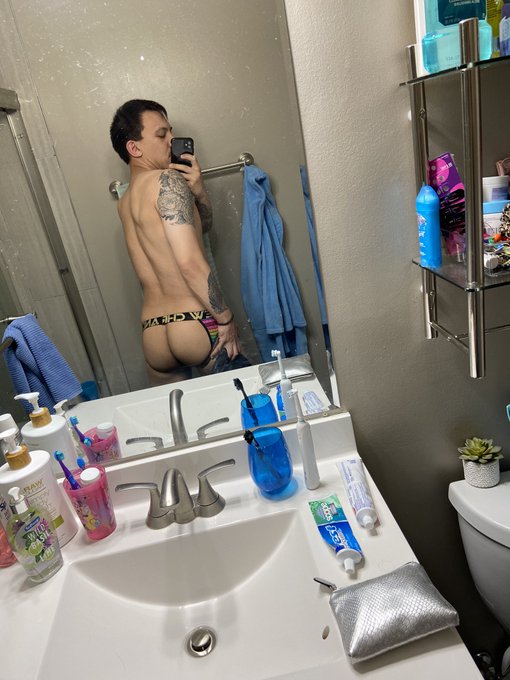 2 pic. Cum taste the rainbow ? #andrewchristian #xxx #onlyfans #bisexual #hotguy https://t.co/0D4QYt
