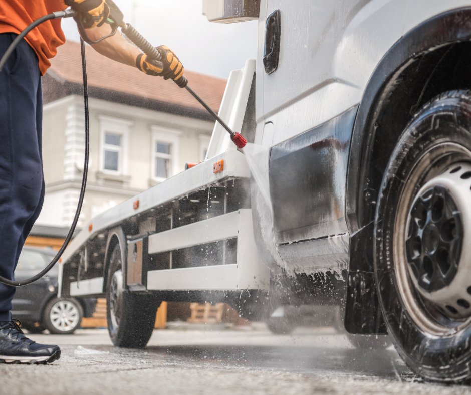 RecoveryTF's tweet photo. With winter fast approaching, it is a good idea to keep up with essential maintenance checks on your truck to avoid any unnecessary breakdowns. 

Check out this comprehensive guide via @AVROLtd: https://t.co/WBpetPY7rw https://t.co/jbZkGUMt3w