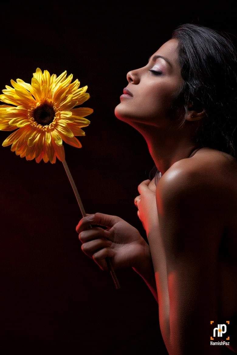 ldjromero's tweet photo. «Déjame con los pájaros.
Soy una flor delimitada y triste.
Arráncame los pétalos y el tallo,
y la fragancia, y líbrame».
#IdaGramcko
Poeta venezolana. https://t.co/eQ1EyrZZOh