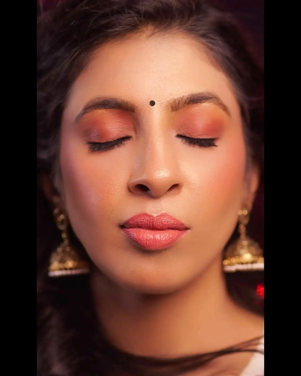 nehha_aroora's tweet photo. #Repost @brajnatolaa
...
Are you a subtle make up look lover? Then this one can be in your saved section !
Created this super easy subtle glam for her video shoot!
Makeup @brajnatolaa
Muse @nehha_aroora
DM for Makeup bookings! ๐
#makeup #makeupartist #subtlemakeup #makeuplover https://t.co/bZ8aawraqW