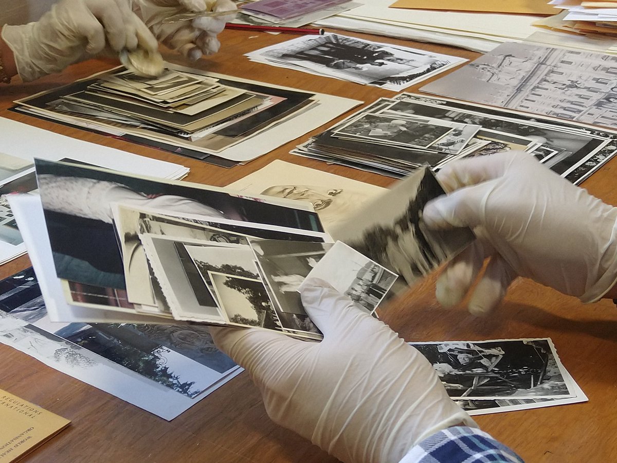 ARGEZacatecas's tweet photo. ✅ #Entérate
Restauradores del @ARGEZacatecas clasifican cerca de 592 fotografías pertenecientes a la colección de Manual M. Ponce, con el fin de preservar este patrimonio invaluable para la memoria de #Zacatecas y #México. https://t.co/aIFMIxZpO3