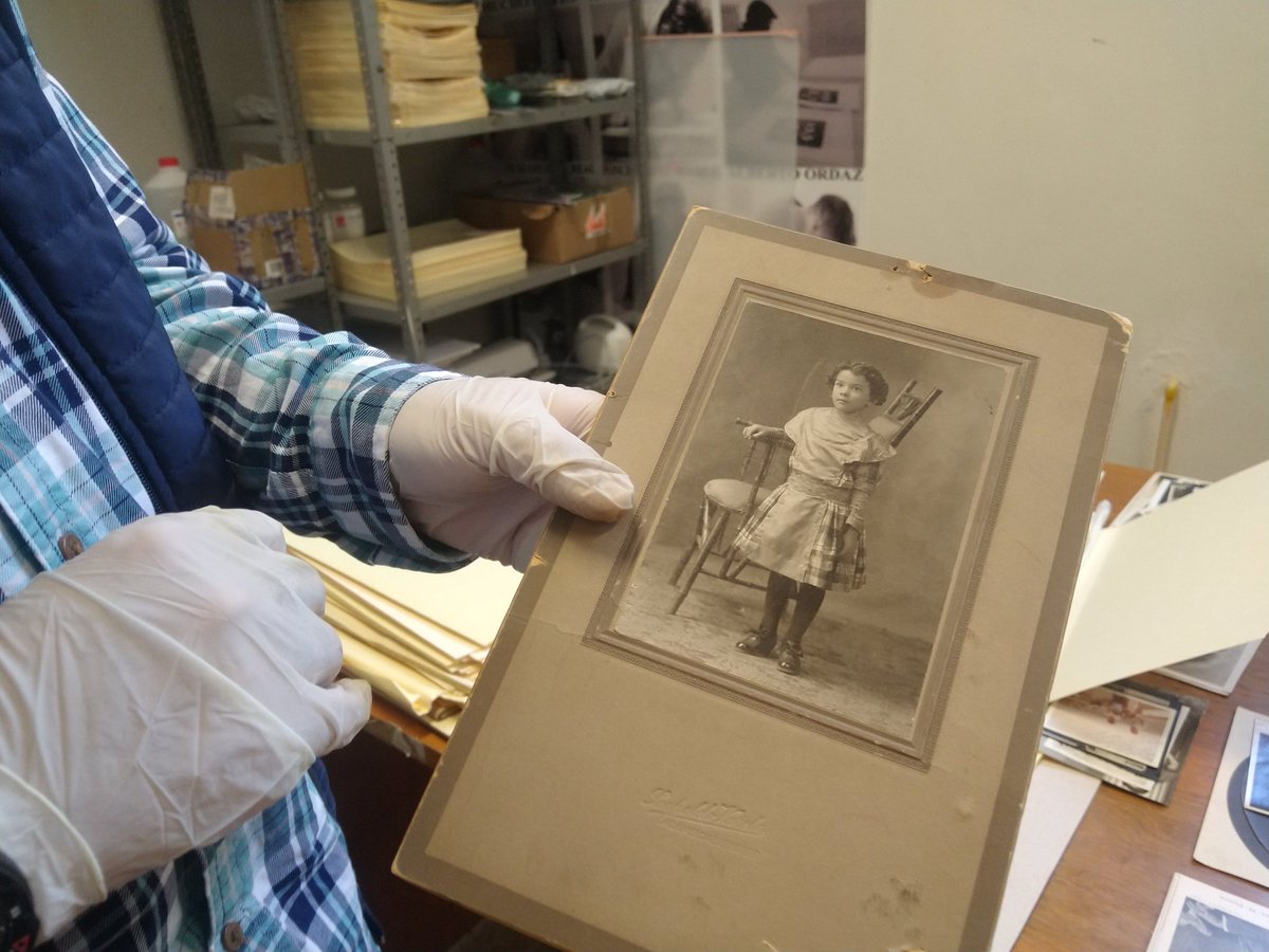 ARGEZacatecas's tweet photo. ✅ #Entérate
Restauradores del @ARGEZacatecas clasifican cerca de 592 fotografías pertenecientes a la colección de Manual M. Ponce, con el fin de preservar este patrimonio invaluable para la memoria de #Zacatecas y #México. https://t.co/aIFMIxZpO3