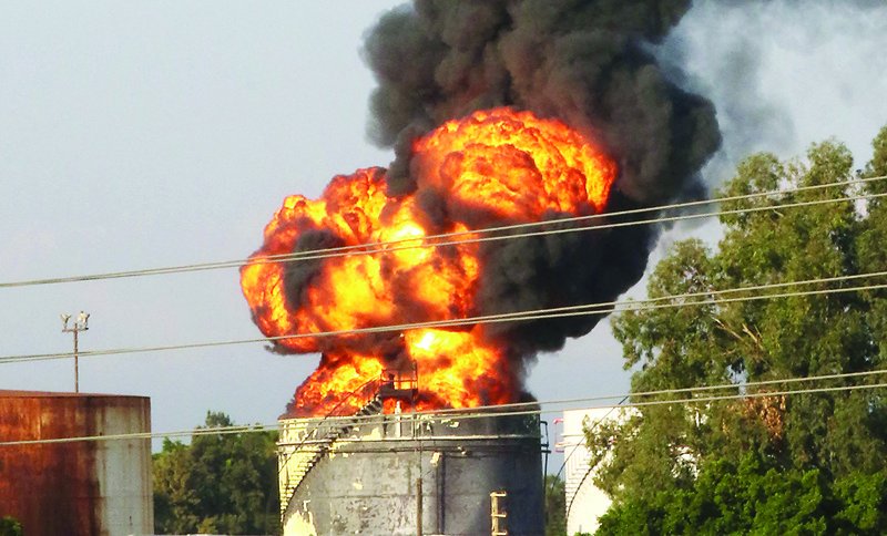 kuwaittimesnews's tweet image. Firefighters quell Lebanon fuel tank fire news.kuwaittimes.net/website/firefi… via @kuwaittimesnews 
#Lebanon #firefighters #fueltankfire
