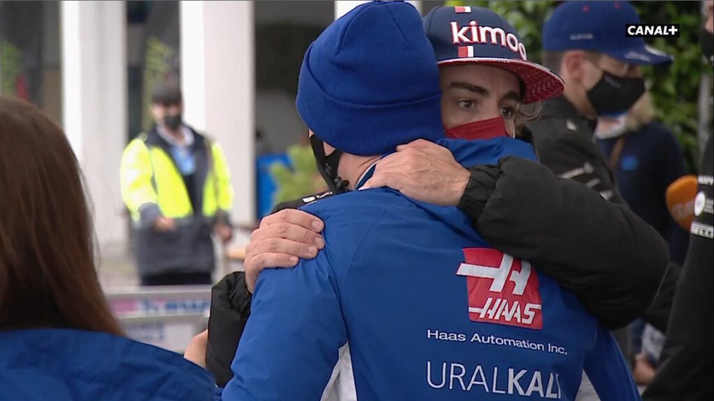 F1's tweet image. "I am sorry to Mick" 👀

Classy move post-race from @alo_oficial as he sought out @SchumacherMick to apologise for their collision in Istanbul 👊

📸 @CanalplusF1 

#TurkishGP 🇹🇷 #F1