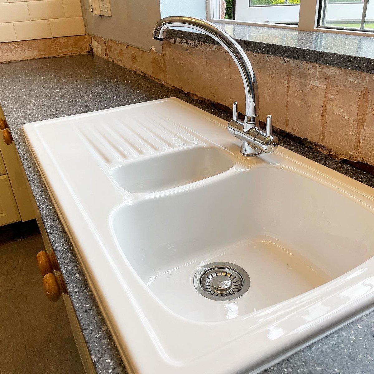 Replacement #kitchenworktops today. Out goes laminate tops and replaced with @Karonia_Ltd #solidsurface along with @FrankeUK #ceramicsink . #kitchen #wiltshire