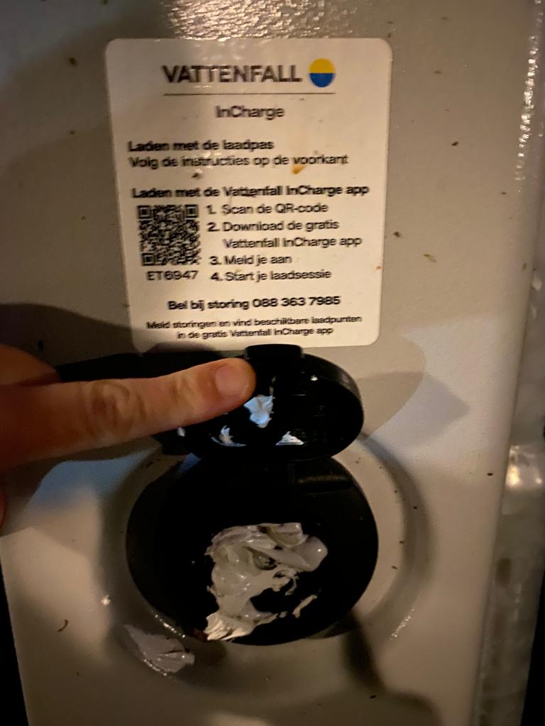 jintzandt's tweet photo. @GemMeierijstad ja zo kan je ook aangeven dat je een hekel hebt aan die oplaadplekken #vattenfal #Schijndel https://t.co/3EfwRvqYz1