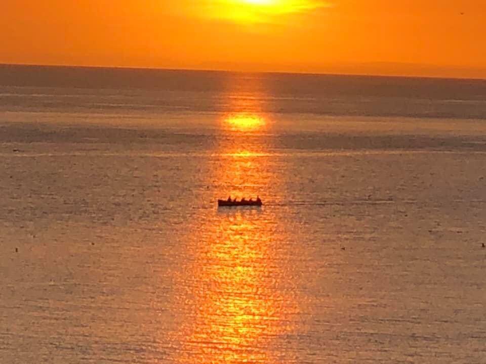 I know, another sunset photo, but just WOW! Thank you Tom for sharing, it’s incredible! #howluckyarewe #gigrowing #westbay #dorset #jurassiccoast <a href="/TheWaveRowing/">The WAVE - Coastal & Offshore Rowing Magazine</a> <a href="/DorsetLife/">Dorset Life</a> <a href="/DorsetLiving/">Dorset Living</a>