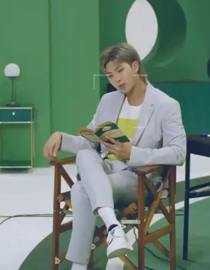 JooniesLibrary's tweet photo. In the #BTSxTokopedia ad, Namjoon is reading "The Chinese Orange Mystery" by Ellery Queen 📖

In his hand, it seems to be the English unabridged Penguin Books edition!
#RM #namjoon #방탄소년단알엠 #김남준 @BTS_twt https://t.co/E0GEmUihQL
