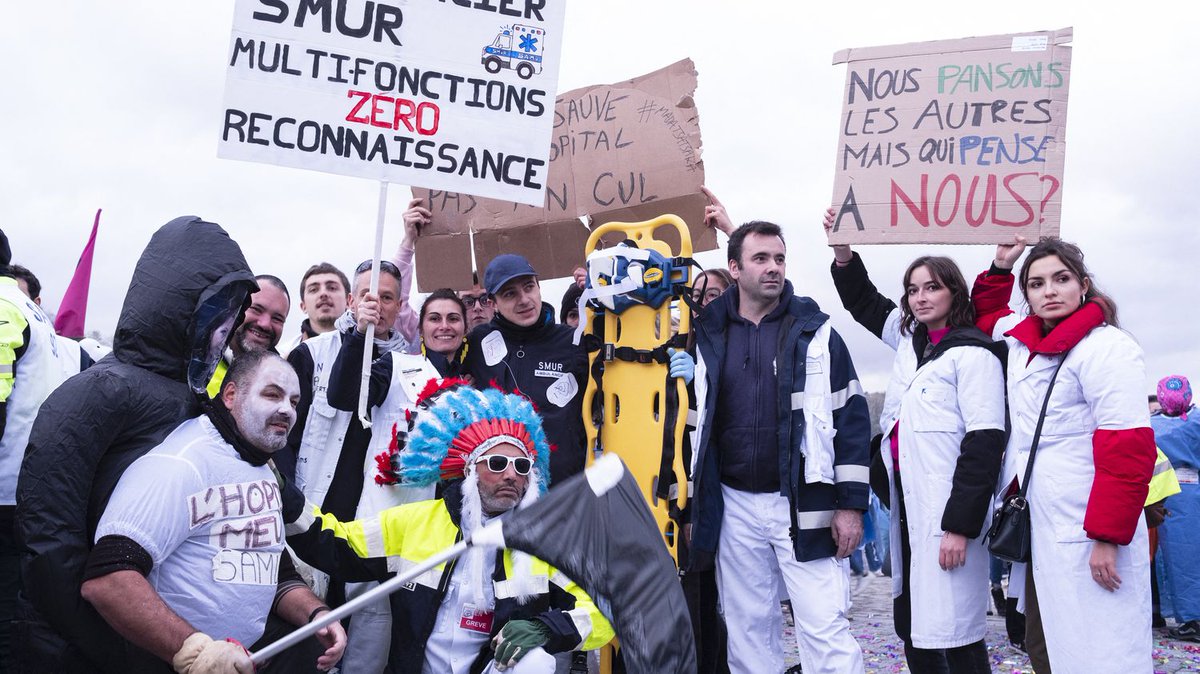 franceinfo's tweet photo. Deux syndicats d'ambulanciers appellent à la grève des urgences à partir de mardi

https://t.co/q29Zr0z1V3 https://t.co/jxpPDsLxqu