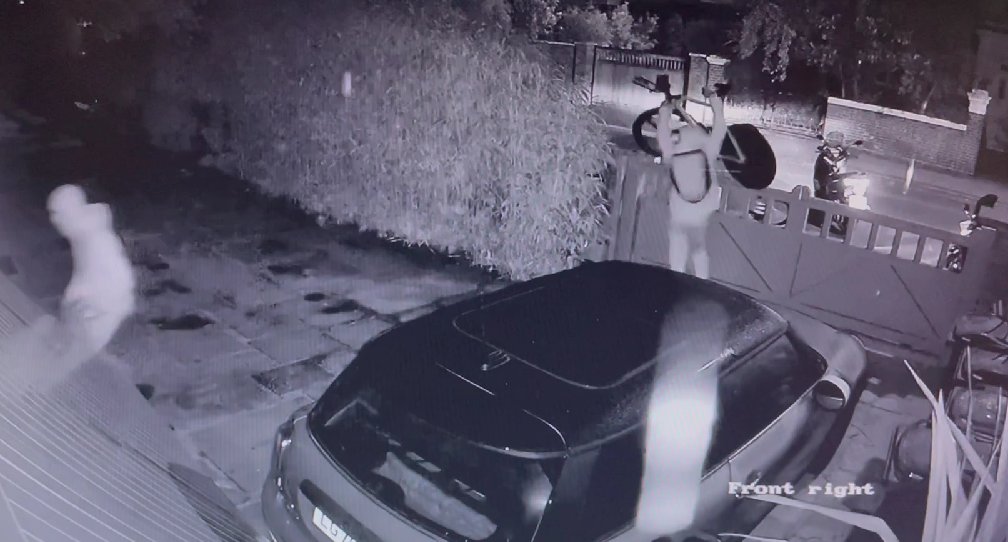 Moped gang steal junior national closed circuit TT champ’s bike – 12 hours after he won title; Thieves stole six bikes after breaking into garage at Mattie Dodd’s family home in Wimbledon last night
road.cc/287033 #cycling