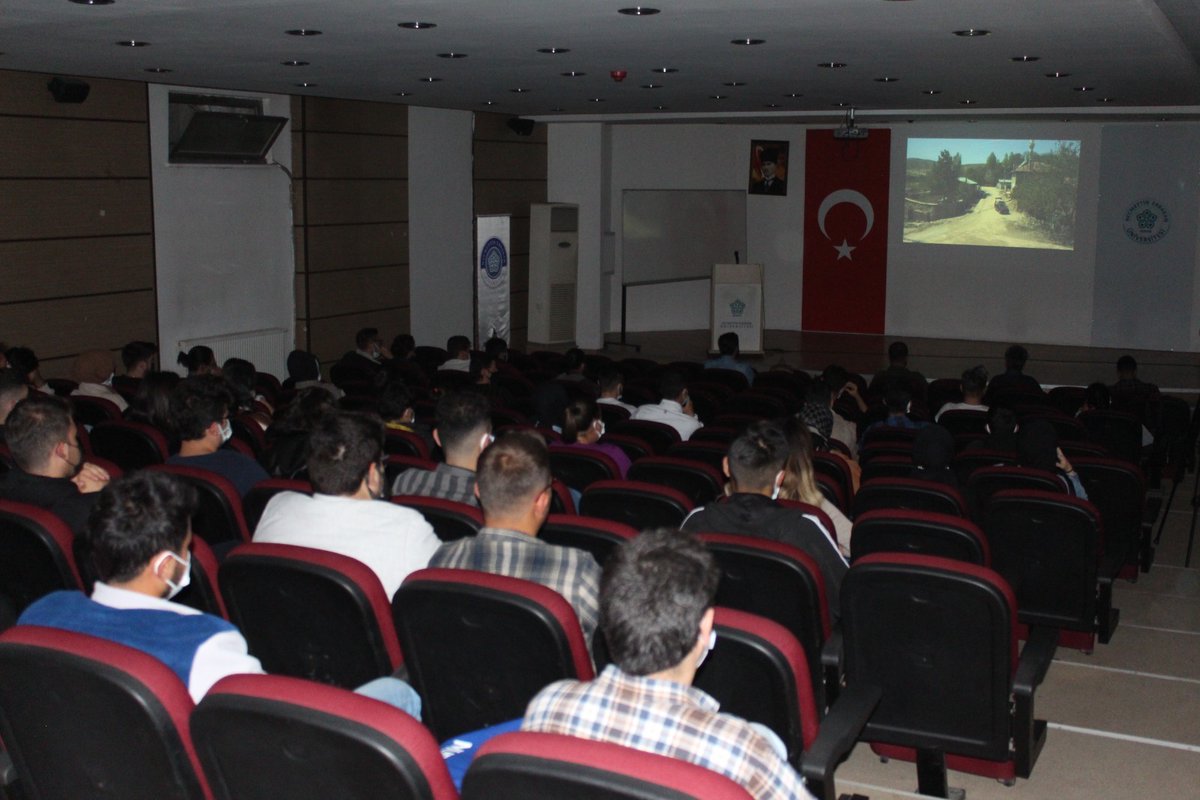 Oryantasyon Toplantımız'ı gerçekleştirdik. Atölye sorumlumuz Öğr. Gör. Mehmet Ali Sevimli'nin katılımıyla gerçekleşen toplantımızda KOFA'nın temel yapılanması ve felsefesi ele alınarak bölümümüz öğrencilerine bilgi verildi. Katılım sağlayan tüm arkadaşlarımıza teşekkür ederiz.