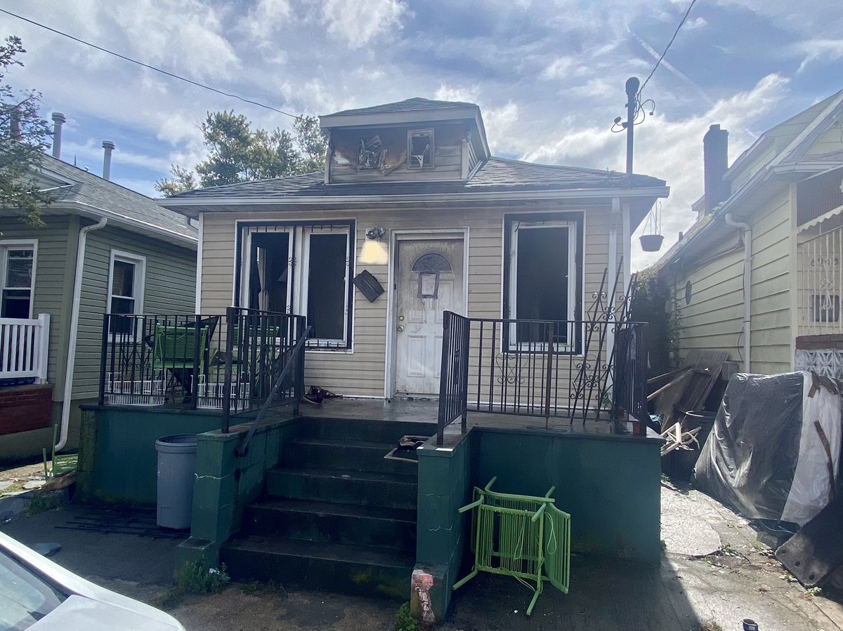 E265L121B47's tweet photo. Late this morning, #Engine265, #Ladder121 &amp; #Battalion47 — along with #Engine266, #Engine268 &amp; #Ladder137 — operated at the scene of a fire in a private dwelling on Elizabeth Ave., in Rockaway, Queens, New York. … MORE: https://t.co/k9bV61WLtn

#bestonthebeach #fdny https://t.co/itMt6wIdjm