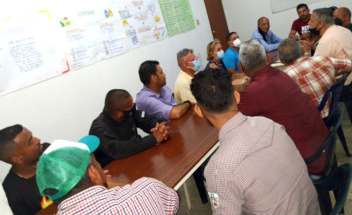Hoy 11 de octubre reunidos con nuestros candidatos a concejales por el Municipio Maturín..

Artemio Leonett Gobernador

Kelin Bolívar Alcalde.