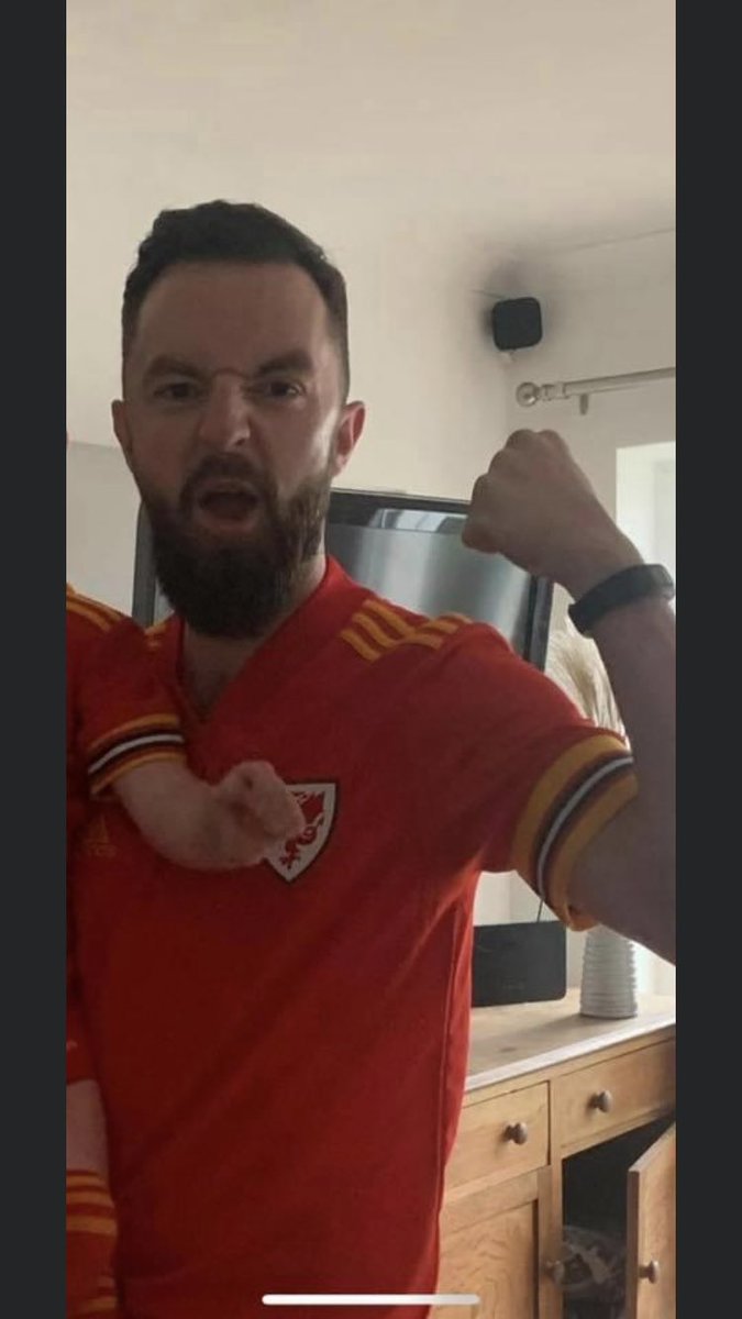 *MISSING* Sean hasn’t been seen since Sunday night in tenby! Could of gotten a train this morning so please everyone RT